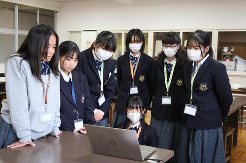 パソコンを全員で見ている様子
