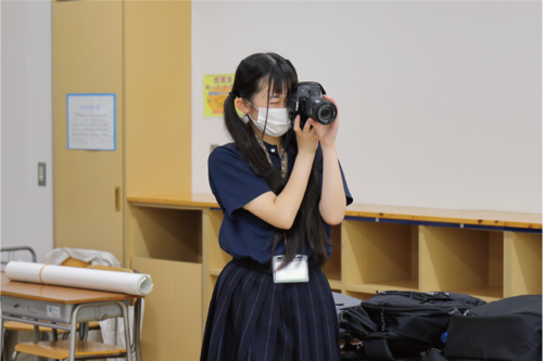 試し撮りをしている様子の画像（2人目）