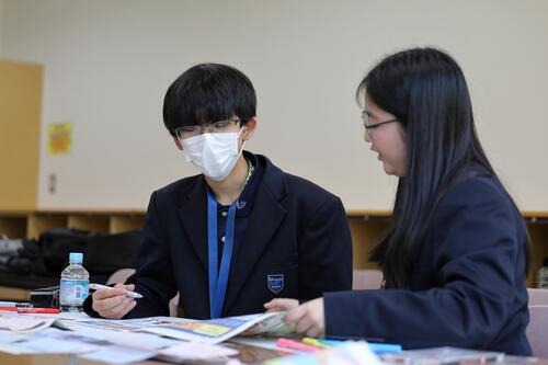 紙面構成を考えている様子の画像