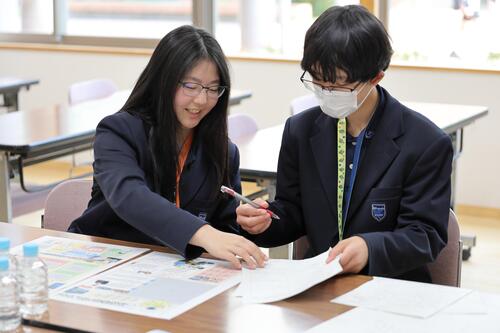 エディターとライターの二人がまとめている様子