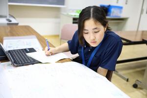 追加の情報を調べている様子