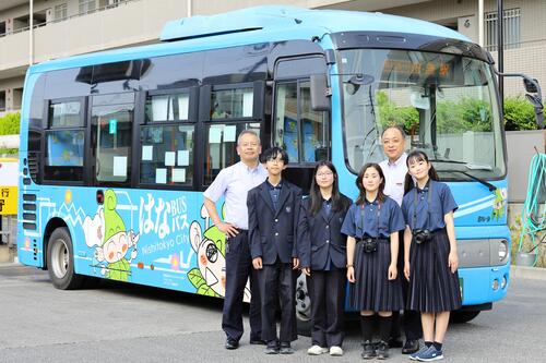 関東バスの職員と子ども記者の皆さんの写真
