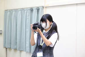 一眼レフカメラで撮影の練習をするカメラマン1人目