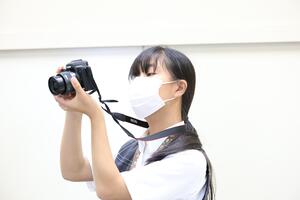 一眼レフカメラで撮影の練習をするカメラマン2人目