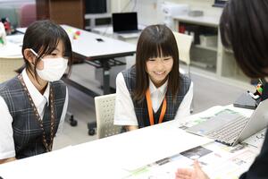 エディターとライターで話し合っている様子2