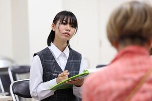 インタビュー内容を書き取る様子