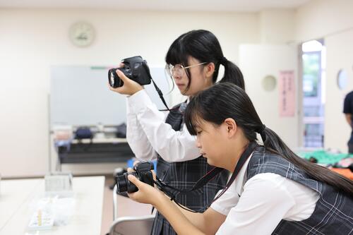 カメラマン2人がそれぞれ撮影している様子