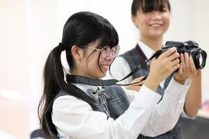 カメラを構えている様子（1人目）