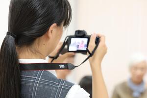 カメラを構えている様子（2人目）