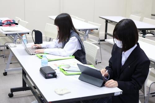 エディターとライターの二人がまとめている様子