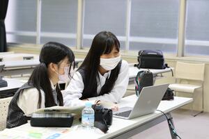 取材内容を校正している様子