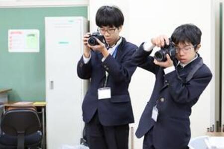 一眼レフカメラで撮影の練習をする様子