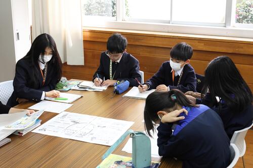 インタビュー内容をまとめている様子