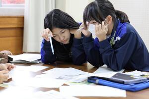 紙面の構成を考えている様子