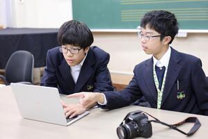 写真を選定している様子