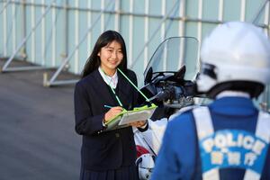 活動イメージ（白バイ隊員にインタビュー）