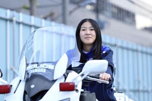 活動イメージ（白バイに乗車）