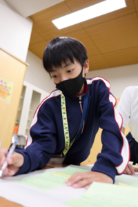 インタビューする内容を書き出している様子1