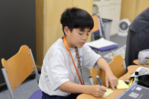 インタビューする内容を書き出している様子3