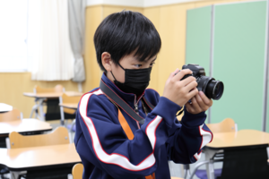 一眼レフカメラで撮影の練習をする様子1