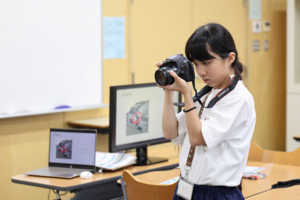 一眼レフカメラで撮影の練習をする様子2