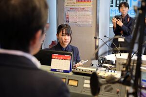 ラジオスタジオでラジオ局職員にインタビューをする子ども記者の様子3
