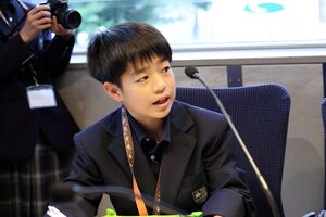ラジオスタジオでラジオ局職員にインタビューをする子ども記者の様子4
