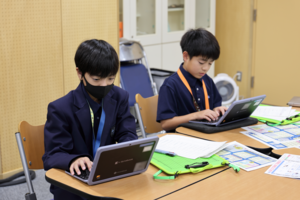 取材した内容を基に、パソコンで原稿を作成している様子2
