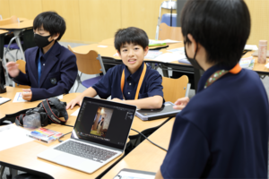 意見をしている様子1