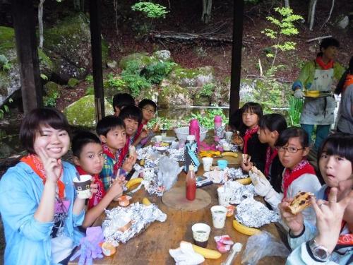 写真；班の食事の様子