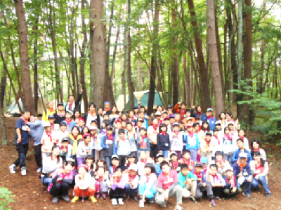 写真：今年度実施した児童館キャンプの集合写真