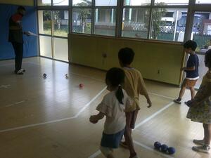 低学年の子どもがボッチャをしている様子