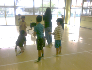 フィンガーブーメランで遊んでいる様子
