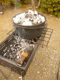 ダッチオーブンピザ