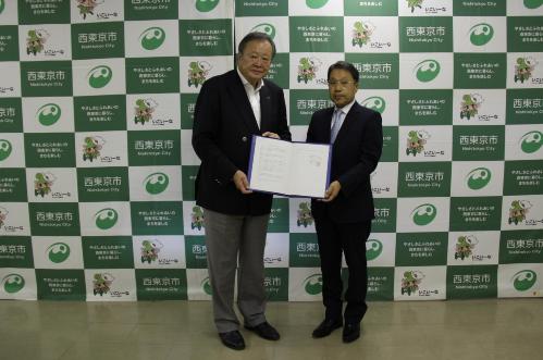 市長と（一社）東京都建築士事務所協会北部支部長の写真
