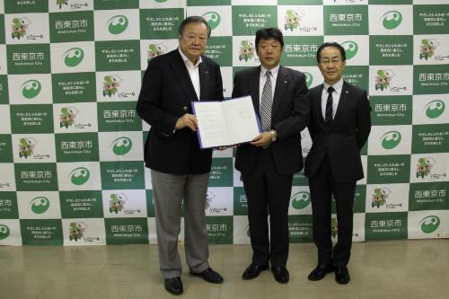 市長と東京司法書士会・東京司法書士会田無支部長の写真