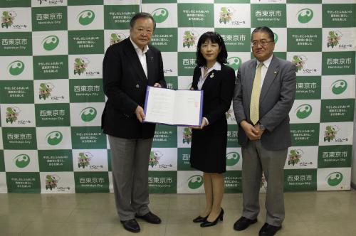 市長と東京都行政書士会田無支部長の写真