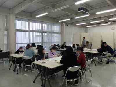 ペットボトルキャップを切っている様子(1)