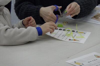 ペットボトルキャップを切っている様子（2）