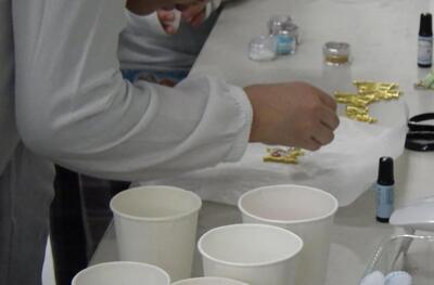 装飾をしている様子