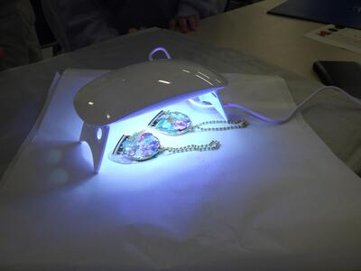 レジンで固めている様子