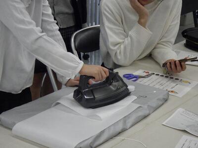 アイロンでキャップを溶かしている様子