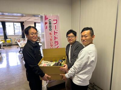 職員が食品を箱詰めしている様子