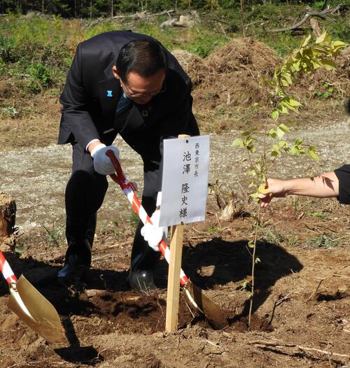 市長の植樹の様子