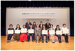 ファイナリストの皆さん　賞状をもった様子