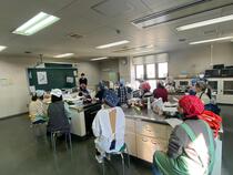 講師の説明を受けている様子