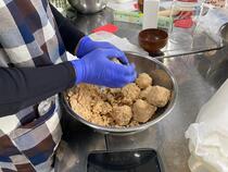 味噌を仕込んでいる様子