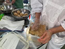 味噌をつぶす様子