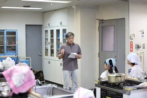 画像：農業者さんから野菜の話を聞く様子