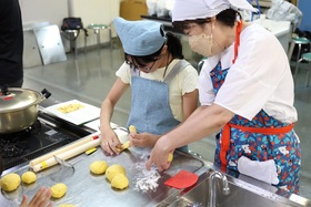 画像：ベーグルを製作する様子